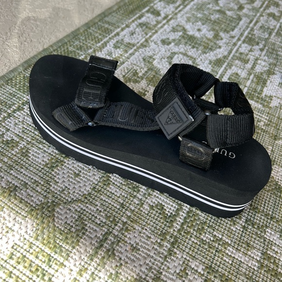 Guess black multi fabric size 8 NWOT - Picture 4 of 6